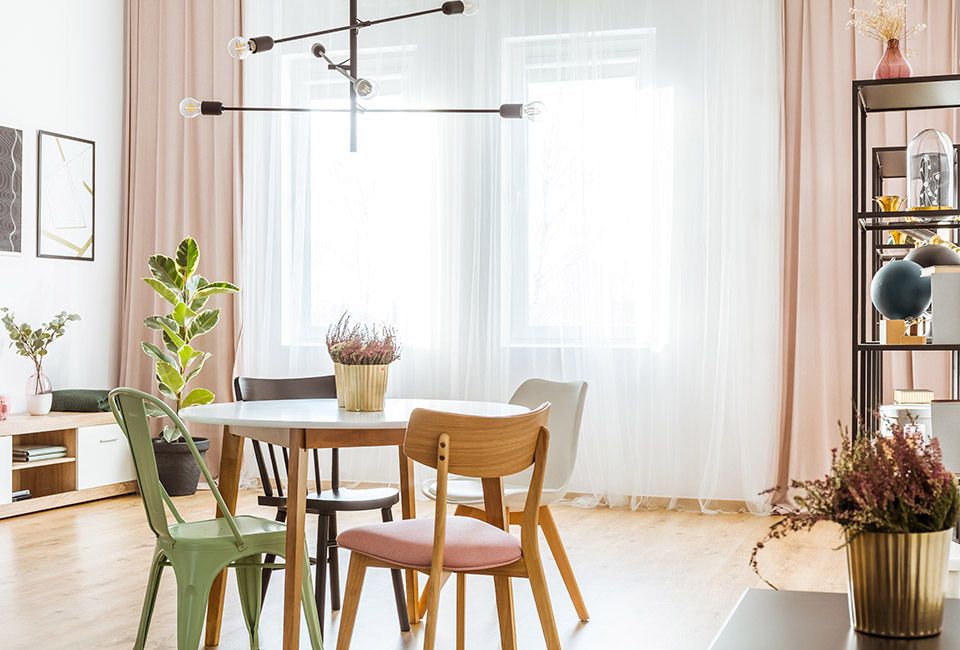 le tendenze 2020 per l'interior design, salotto moderno con combinazioni di colori pastello