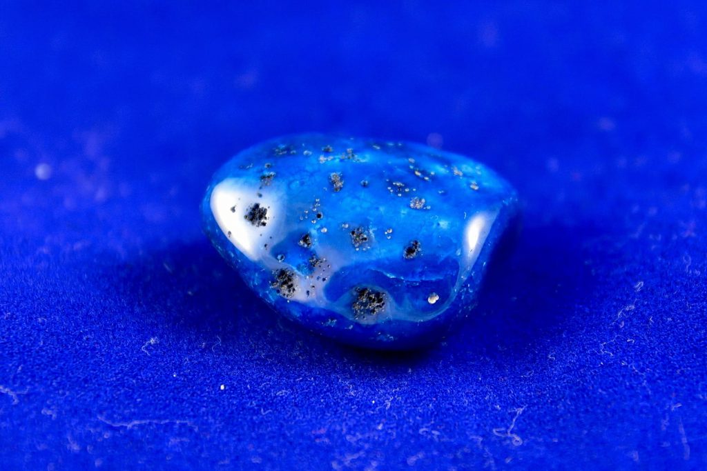 Il blu oltremare è una tonalità di blu che si ottiene dai lapislazzuli