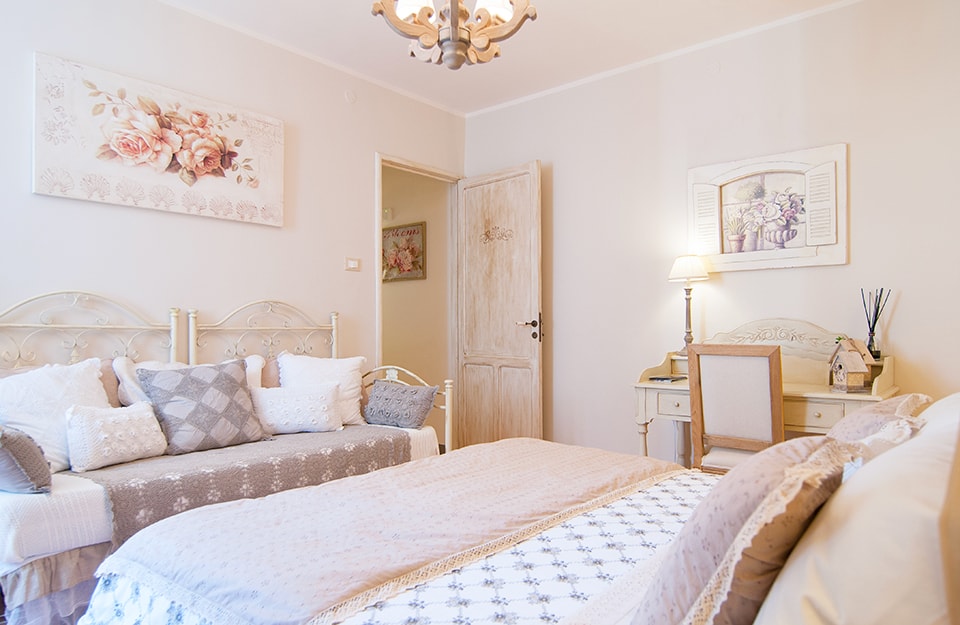 Una camera da letto in stile shabby chic alla francese, romantico e floreale