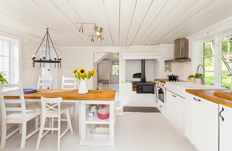 Una cucina stile cottage molto bianca e luminosa