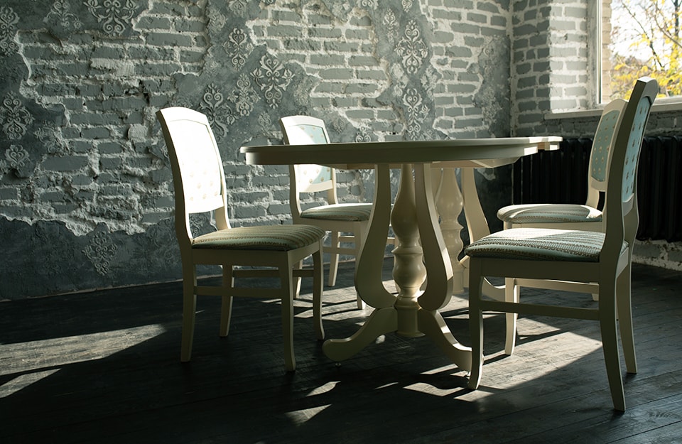Tavolo e sedie in stile shabby chic in un contesto industrial