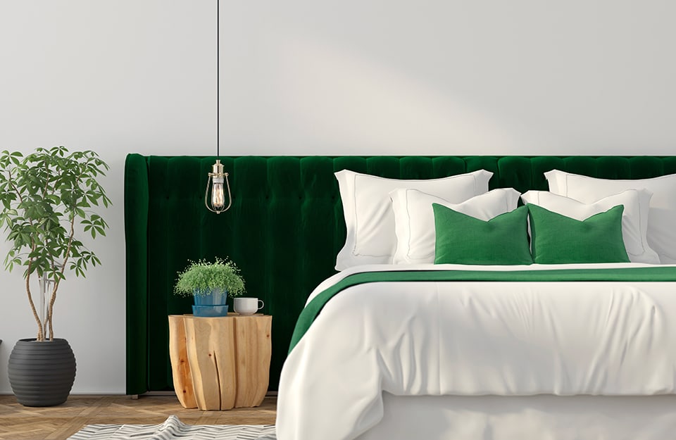 Camera da letto con accenti cromatici in verde