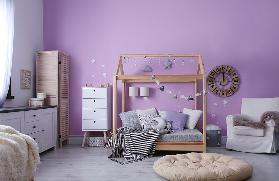 Camera da letto per bambini con lettino stile casetta e pareti color lilla