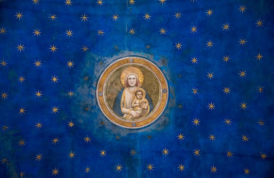 Particolare della Cappella degli Scrovegni di Giotto, a Padova, con la volta stellata e una Madonna con Bambino