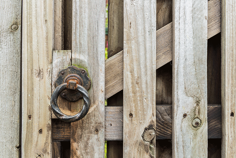 verniciare un cancello in legno annerito