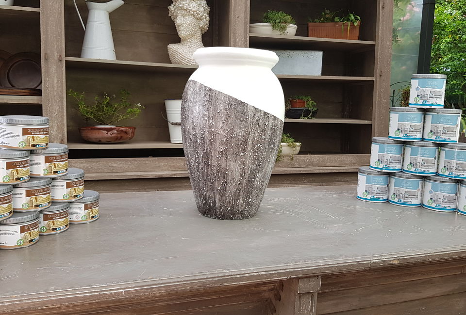 Un vaso trasformato grazie al mix di vernici all'acqua pastello e vernici all'acqua metallizzate