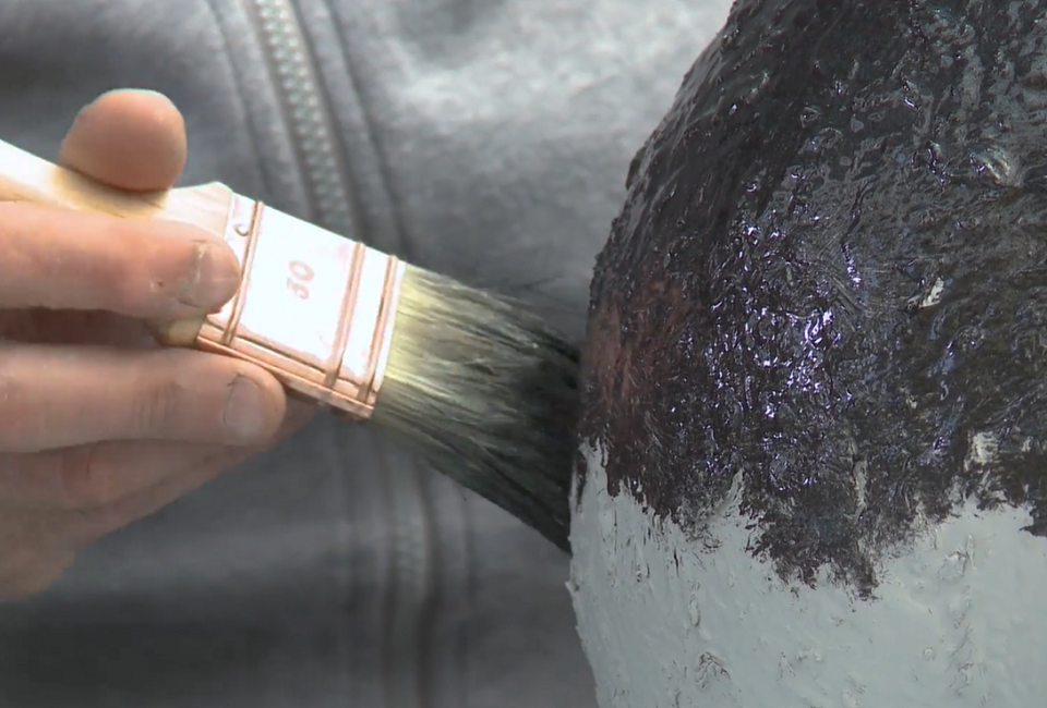 Stendere una mano di vernice metallizzata Oro nero