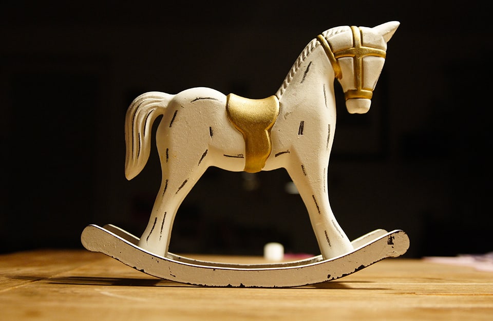 Vecchio cavallo a dondolo bianco e oro