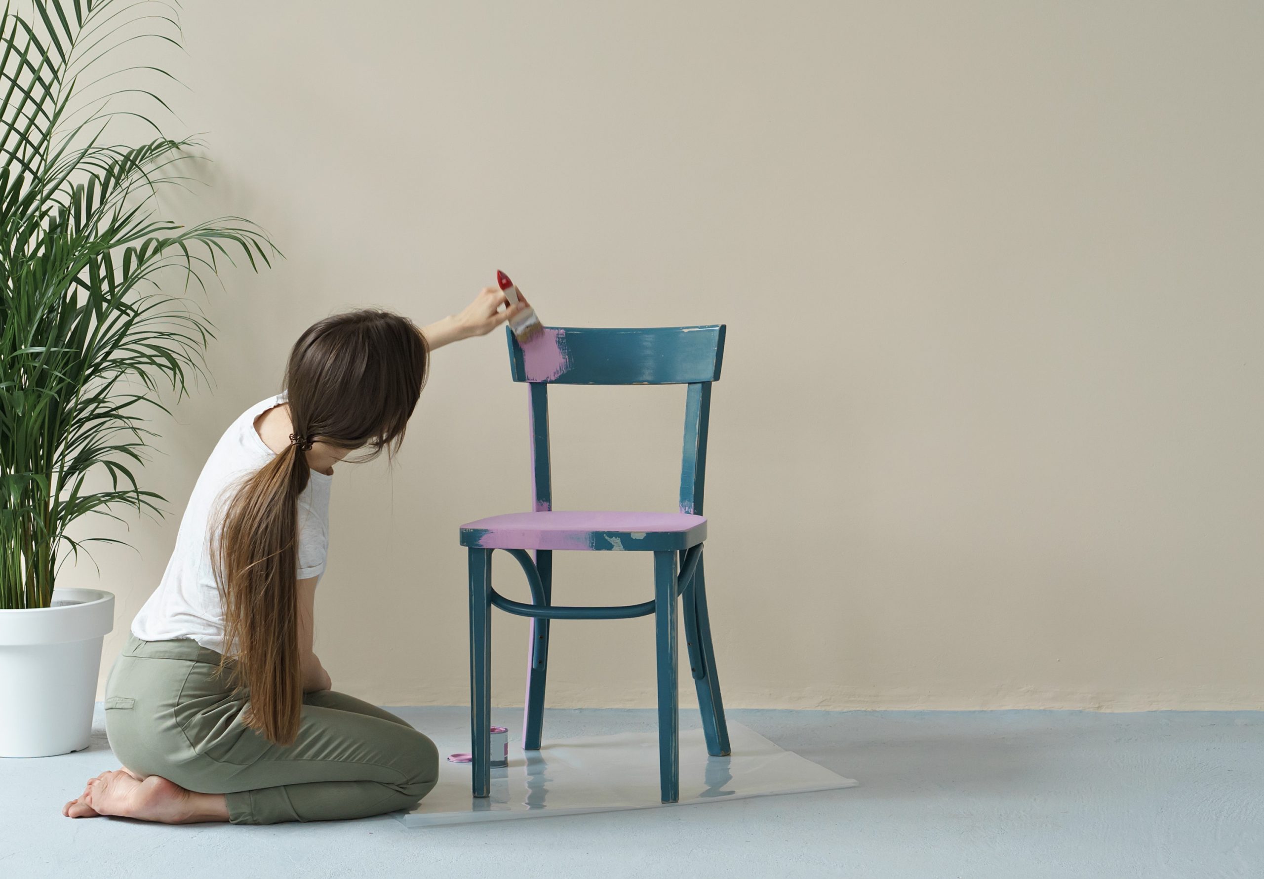Pintar muebles sin lijar: procedimiento y consejos