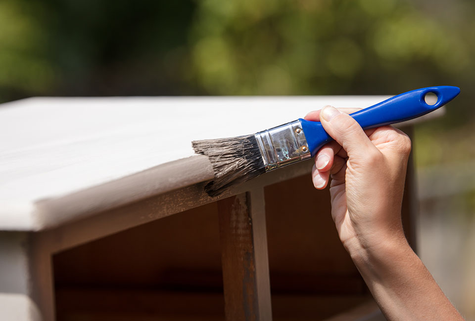 Pintar muebles sin lijar: procedimiento y consejos