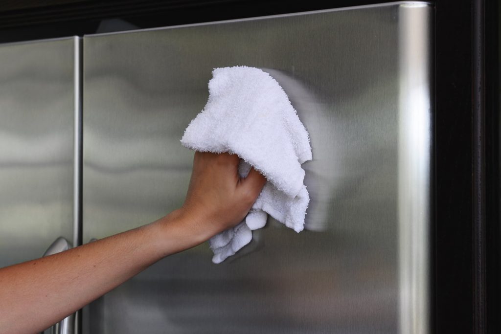 Come verniciare il frigorifero: la pulizia