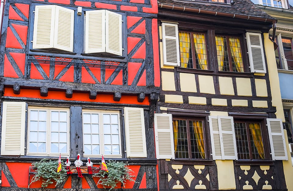 Vista ravvicinata di due colorati edifici con travi a vista di Colmar, in Alsazia, Francia