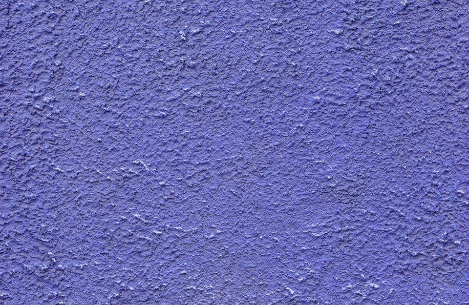 Un muro ruvido dipinto del colore dell'anno 2022 secondo Pantone, il Very Peri