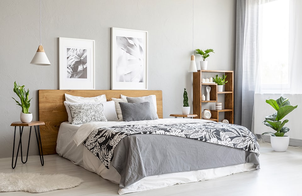 Camera da letto con una dominante cromatica di grigio