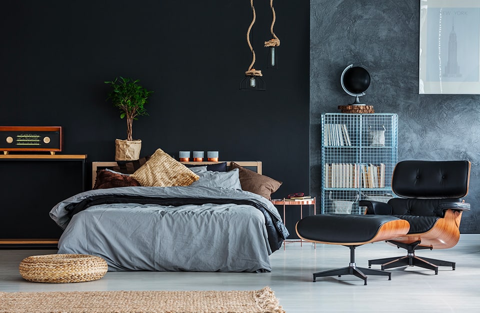 Camera da letto in stile modernista con colori sui toni del nero e del grigio, e arredi in legno