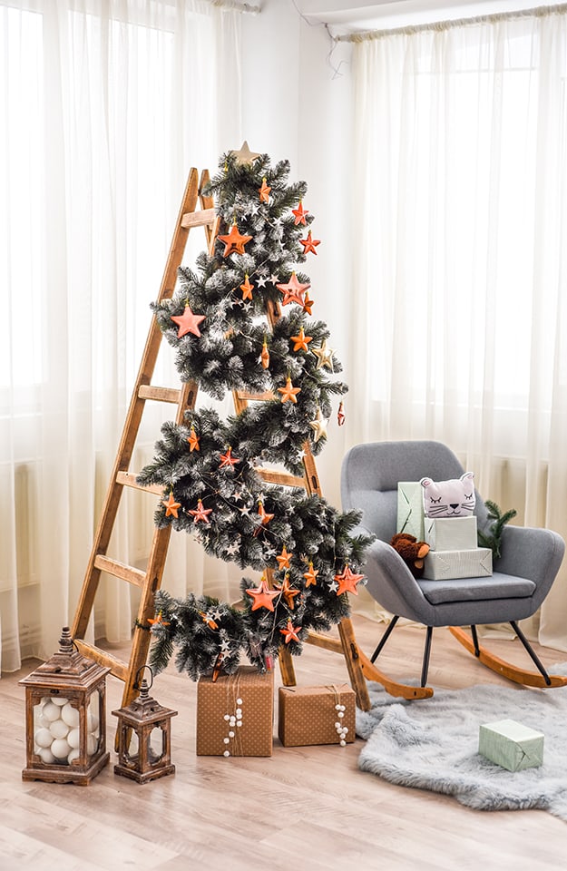Una scala a libretto diventa un albero di Natale con qualche decorazione