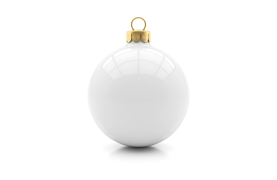 Una palla di Natale completamente bianca su fondo bianco