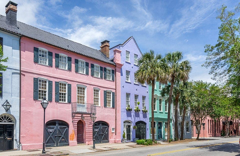 Vista su alcuni edifici della rainbow row di Charleston, South Carolina, USA, coi loro tipici colori pastello