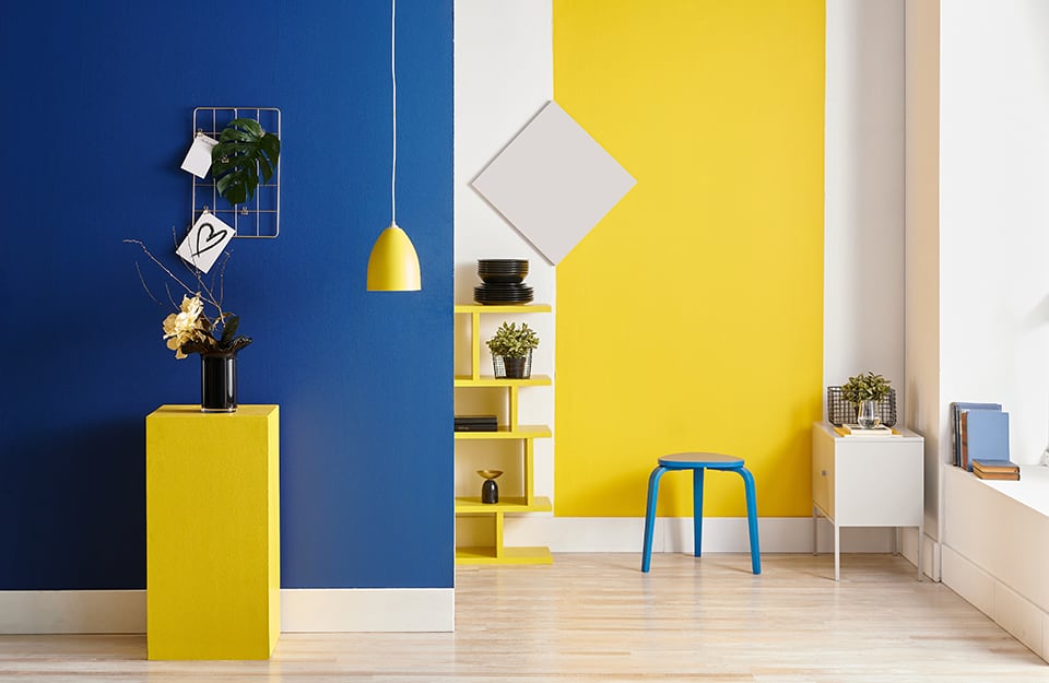 Ambiente domestico minimale in stile color block giocato tutto sul contrasto tra giallo e blu