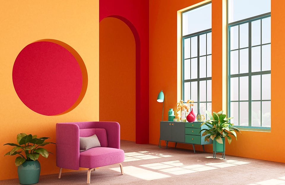 Grande e luminoso salotto con colori a contrasto — giallo, rosso, arancio, turchese e rosa — con forme ad archi e a cerchio e due grandi finestroni