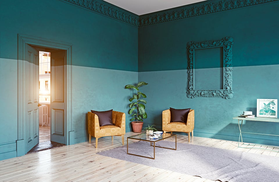 Salotto che mescola classico e moderno, caratterizzato da pareti dipinte con due colori 