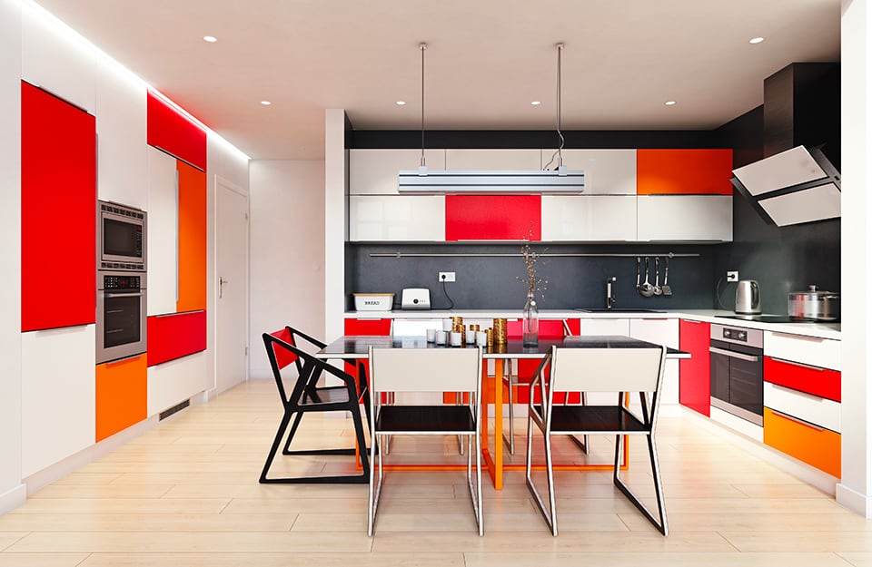 Una cucina con elementi di colori diversi (rosso, arancio, bianco e nero), in stile Mondrian