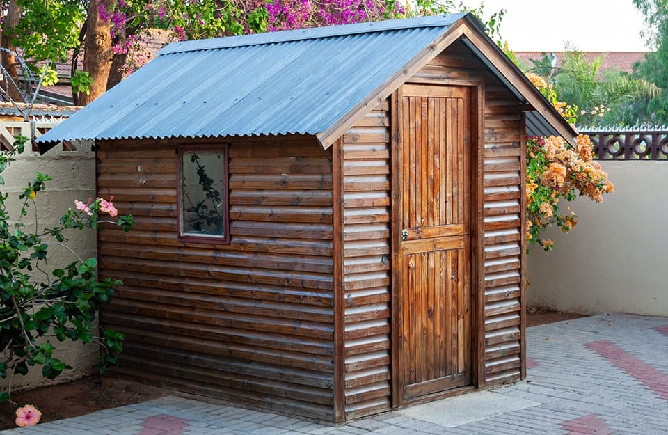 Casetta da giardino in legno installata in un cortile