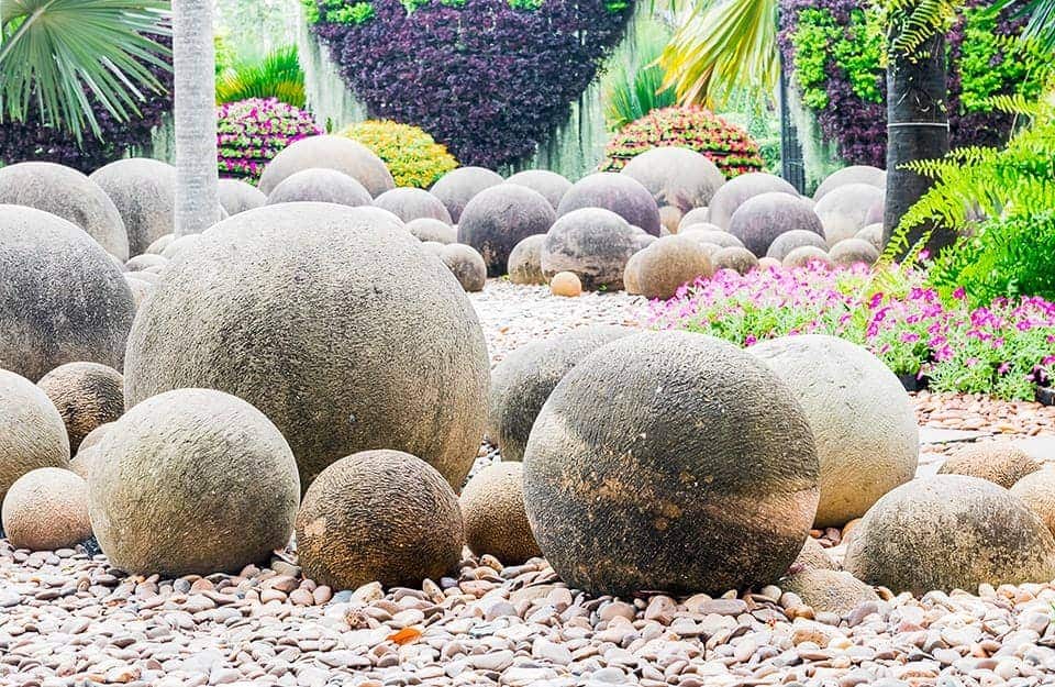 Un giardino roccioso con delle grandi rocce sferiche
