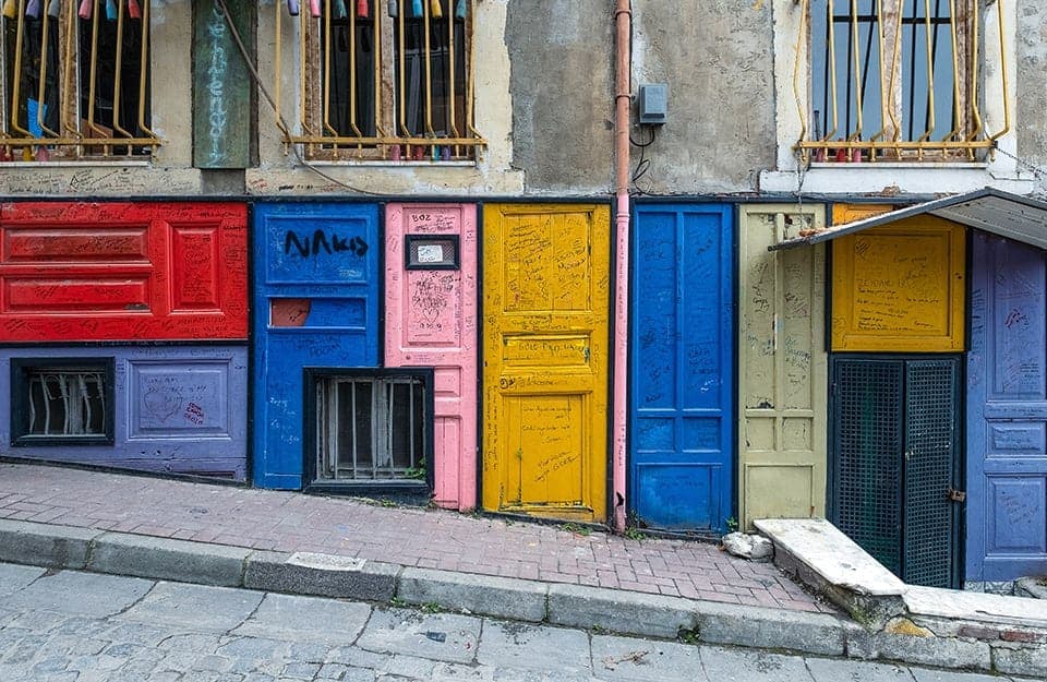 Le caratteristiche porte colorate per le vie del quartiere Balat di Istanbul