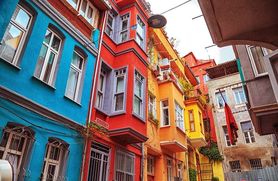 Vista dal basso di alcuni dei tipici edifici colorati del quartiere Balat di Istanbul