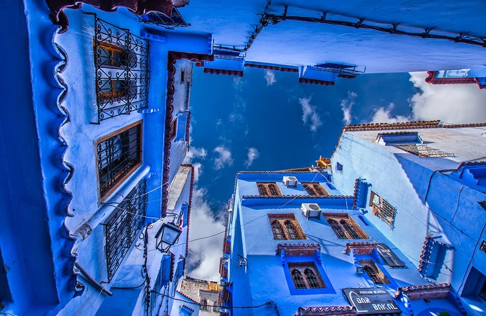 Caratteristici edifici blu di Chefchaouen, in Marocco, visti dal basso