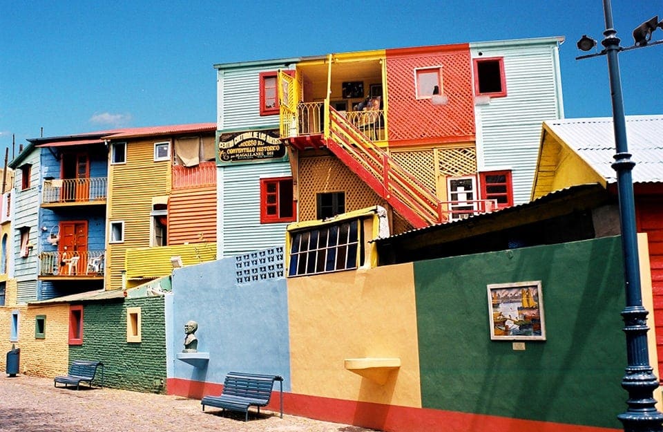 Un tratto del Caminito, la coloratissima via del quartiere La Boca di Buenos Aires