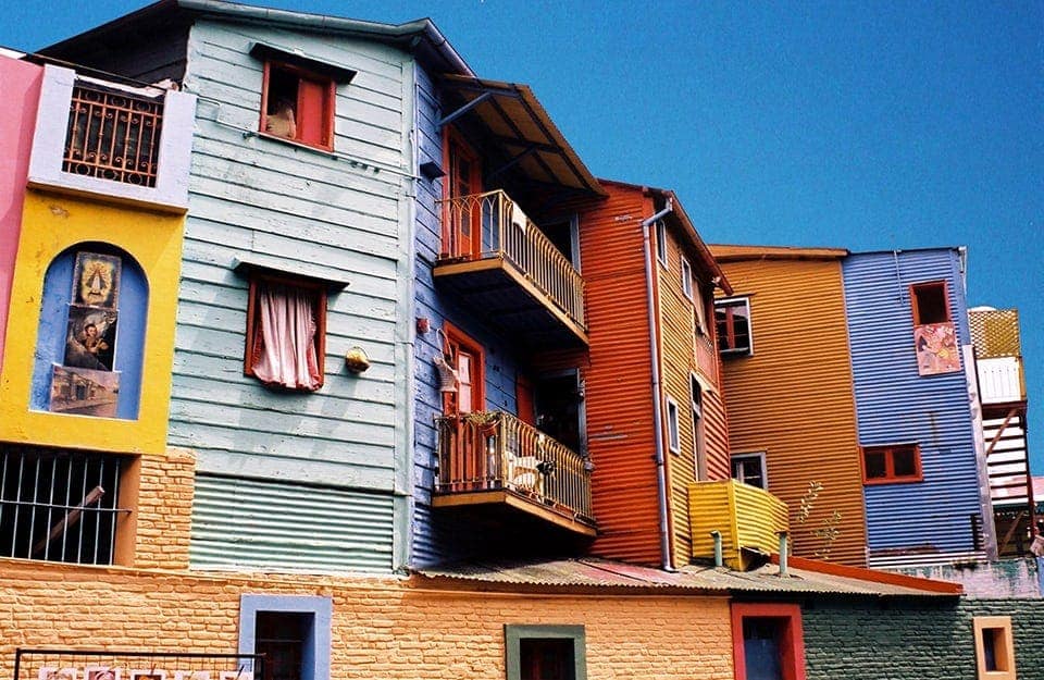 Alcune della caratteristiche case in lamiera e legno del Caminito, con facciate colorate in molte tinte diverse che danno un effetto “pezzato”
