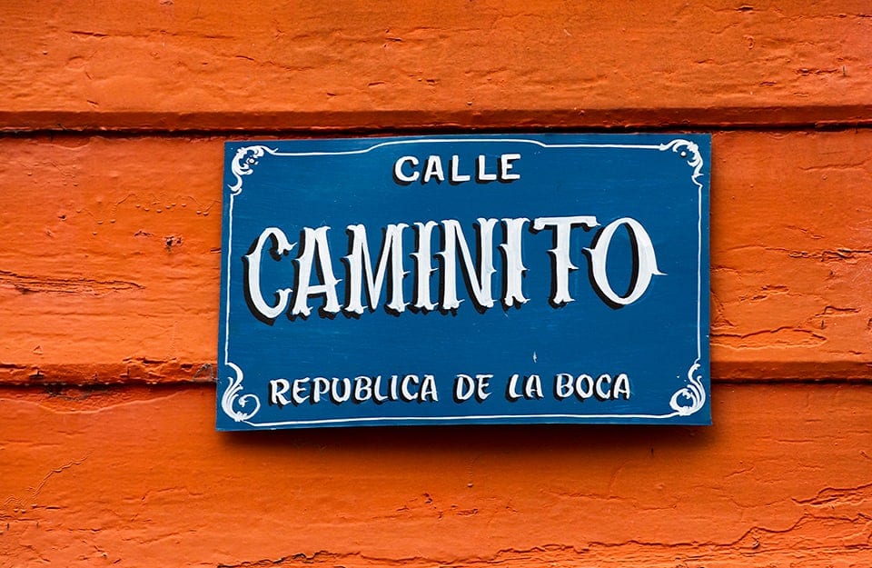 Targa tradizionale in blu di Calle Caminito, nel quartiere La Boca di Buenos Aires