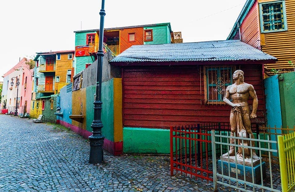 Un tratto del Caminito nel quartiere La Boca di Buenos Aires: un colorato museo a cielo aperto con edifici dalle molte tinte e sculture installate in strada