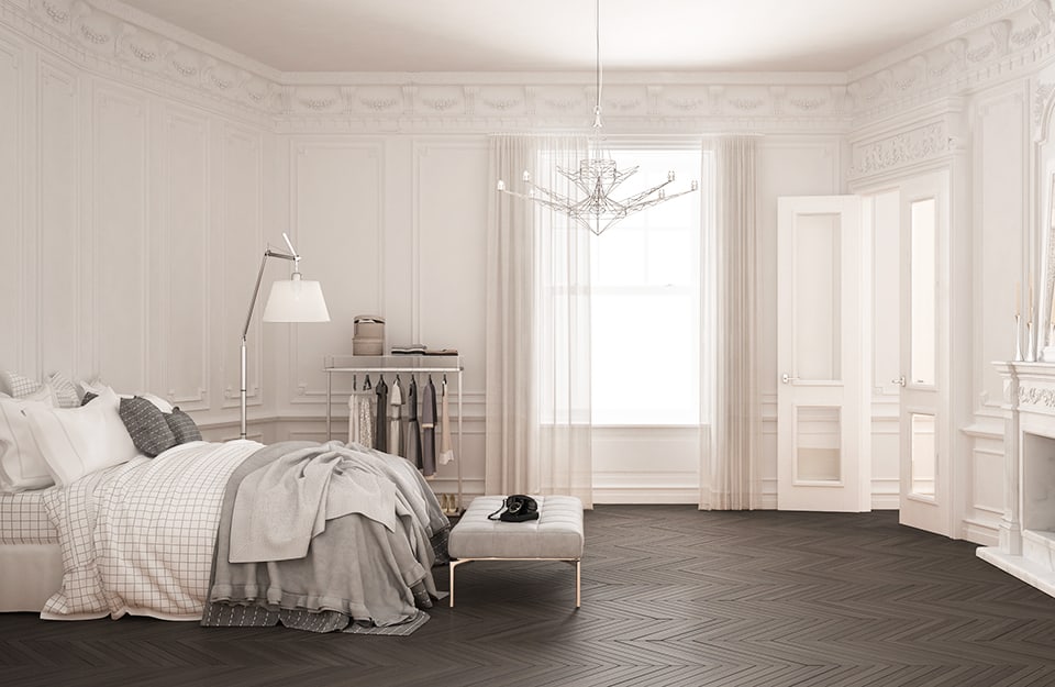 Camera da letto in stile barocco moderno, con arredi essenziali e minimali a contrasto con pareti molto decorate