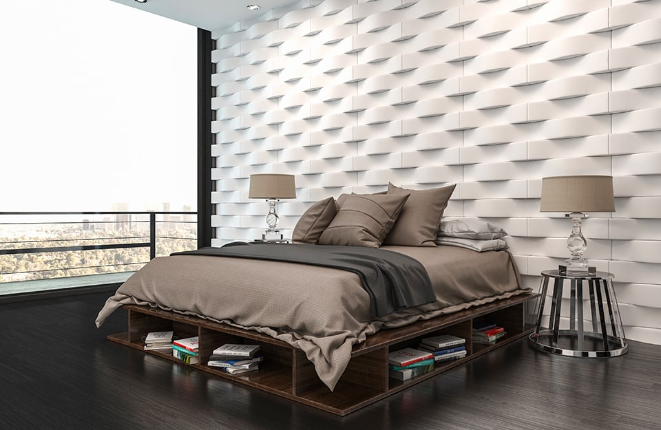 Luminosa camera da letto con grande finestra e parete dietro al letto decorata con geometrie tondeggianti a rilievo