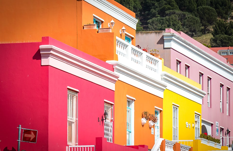 Un dettaglio di alcune delle tipiche case colorate del quartiere Bo-Kaap di Città del Capo