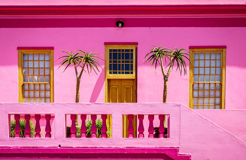 Facciata di un edificio interamente dipinto di rosa nel quartiere di Bo-Kaap, a Città del Capo