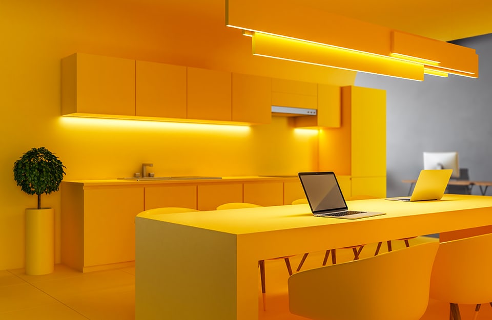 Una cucina/ufficio tutta sui toni del giallo: mobili, pareti, pavimento e soffitto