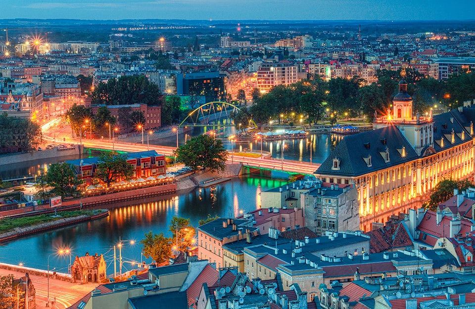 Vista dall'alto notturna di Breslavia, in Polonia, con il fiume Oder e i canali che la attraversano