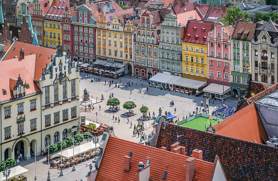 Vista dall'alto della colorata piazza del mercato di Breslavia, in Polonia