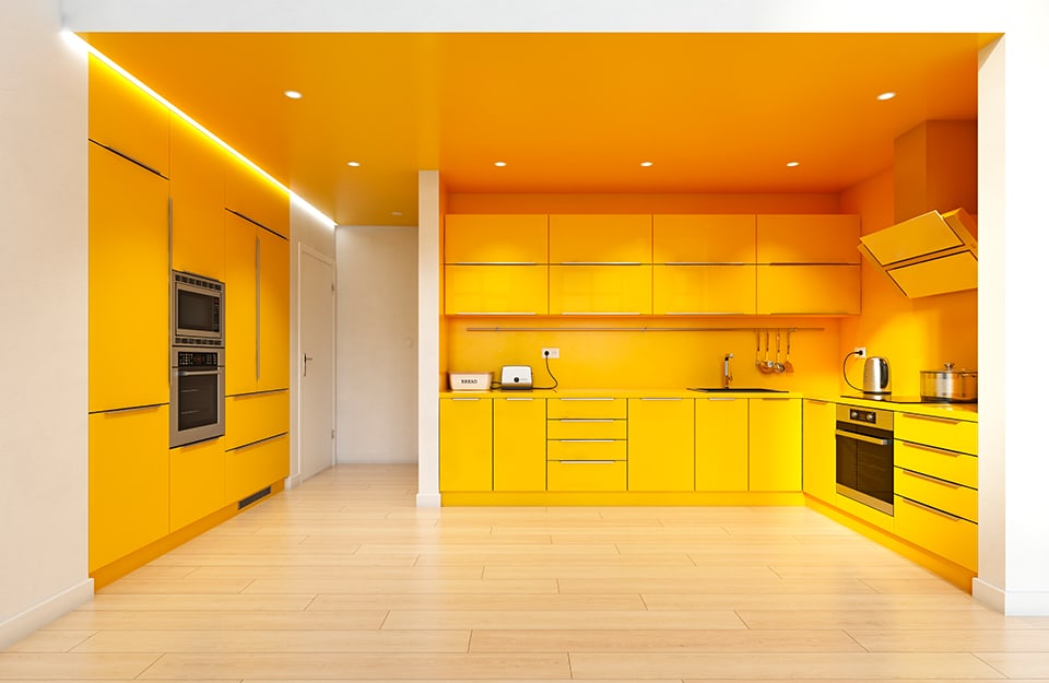 Grande cucina moderna modulare, tutta sui toni del giallo, con pavimento in parquet chiaro