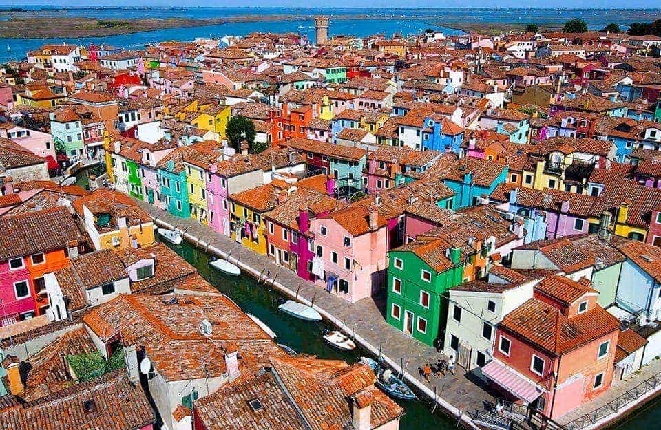 L'isola di Burano, a Venezia, vista dall'alto, con le sue caratteristiche case colorate