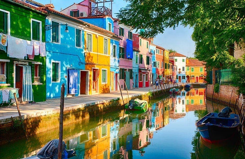 Veduta di uno dei canali dell'isola di Burano, a Venezia, con le caratteristiche case colorate