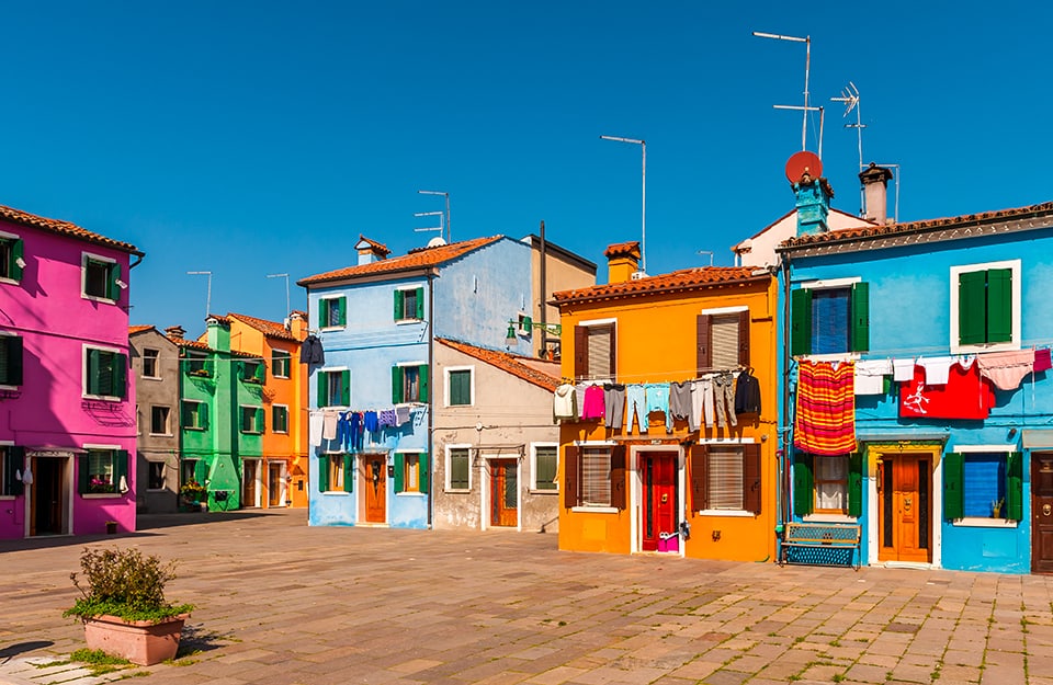 Una piazzetta dell'isola di Burano, con le sue celebri case colorate