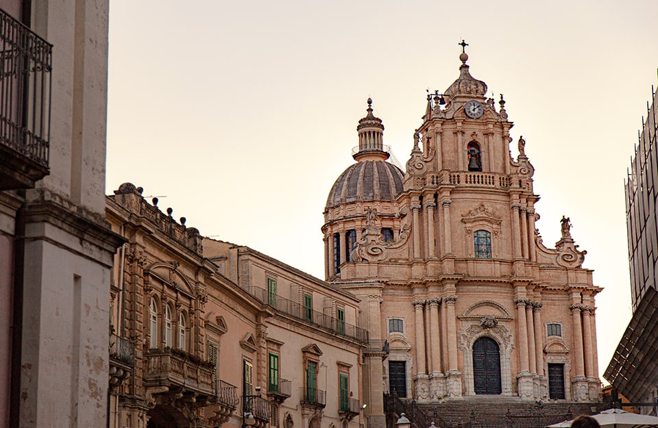 Vista sul Duomo di San Giorgio, capolavoro di architettura barocca a Ragusa Ibla
