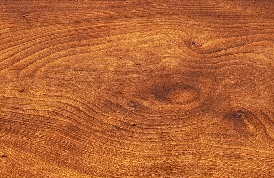 Detalle de una tabla de madera con veteado característico