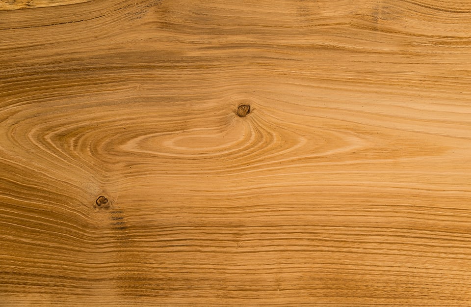 Detalle de un tablón de madera de castaño con su veteado característico