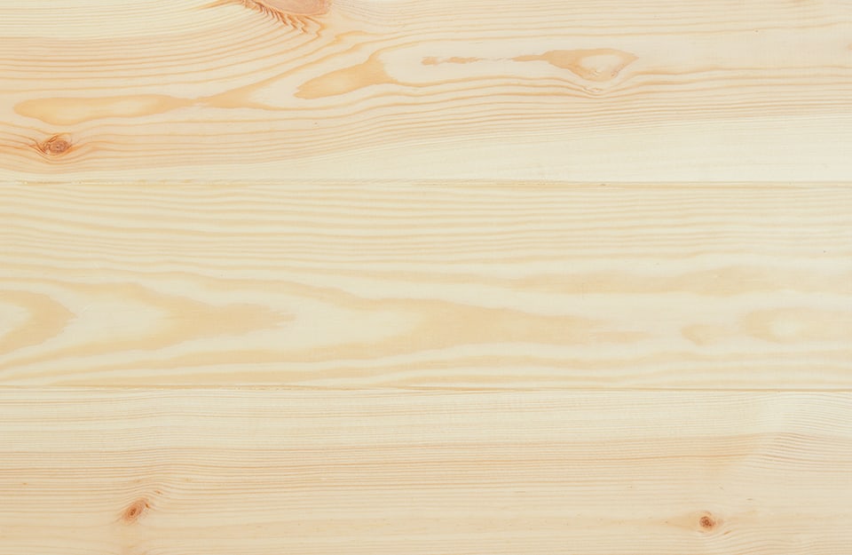 Detalle de un tablón de madera de pino